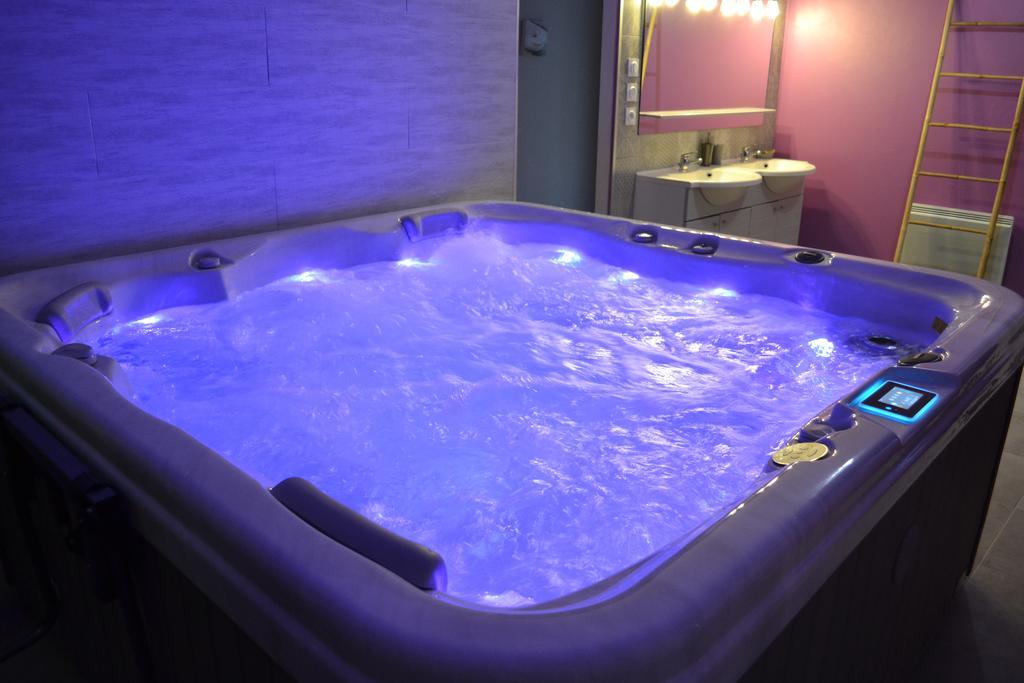 Au Coeur Du Bien-Etre, Gite Avec Piscine Chauffee Et Couverte, Spa, Sauna, Massages Monteaux Eksteriør bilde